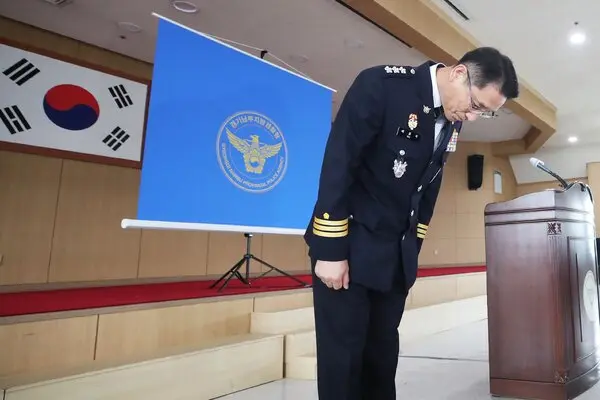 Bae Yong-ju, a provincial police chief, bowed in apology for a botched murder investigation that put an innocent man, Yoon Sung-yeo, behind bars for 20 years in South Korea.